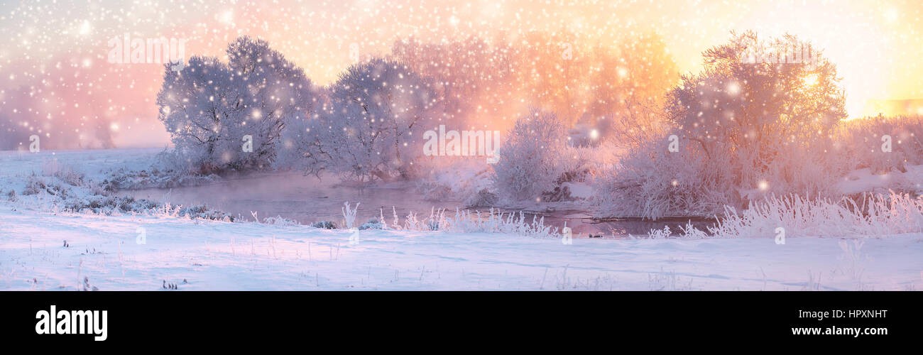 Colorato sfondo di Natale. Paesaggio invernale di mattina di sole. Nevicata nella mattina di natale. Foto Stock