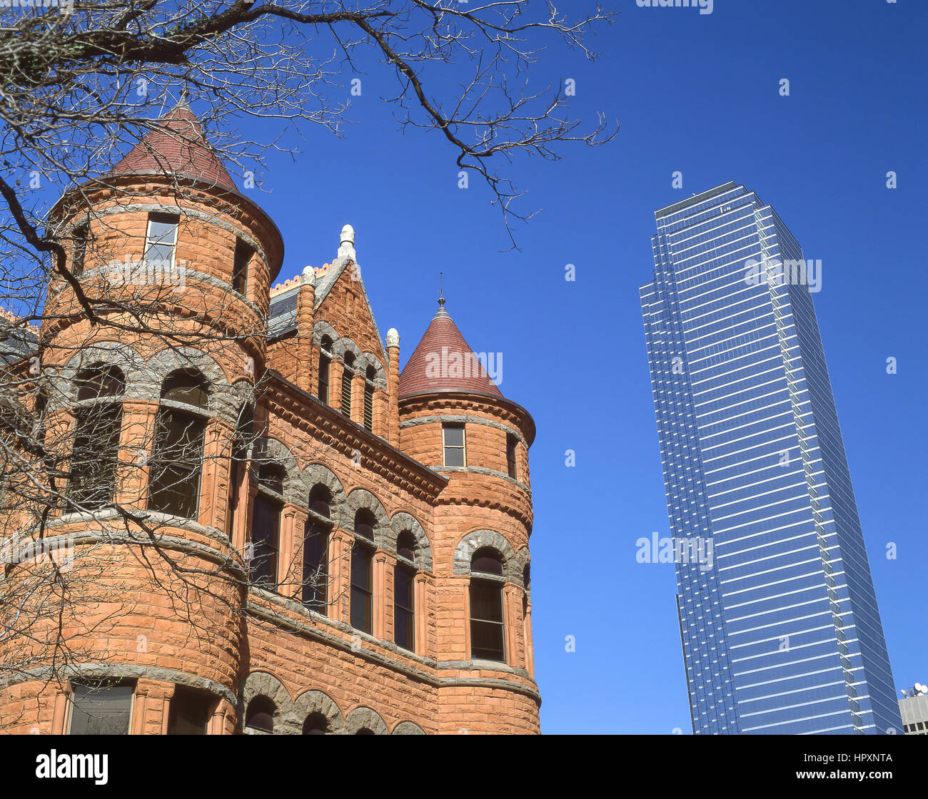 Vecchio rosso Court House e San Jacinto Tower, Dallas, Texas, Stati Uniti d'America Foto Stock