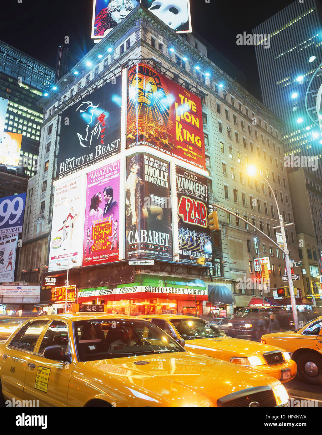 Giallo taxi in Times Square di notte, Manhattan, New York, nello Stato di New York, Stati Uniti d'America Foto Stock