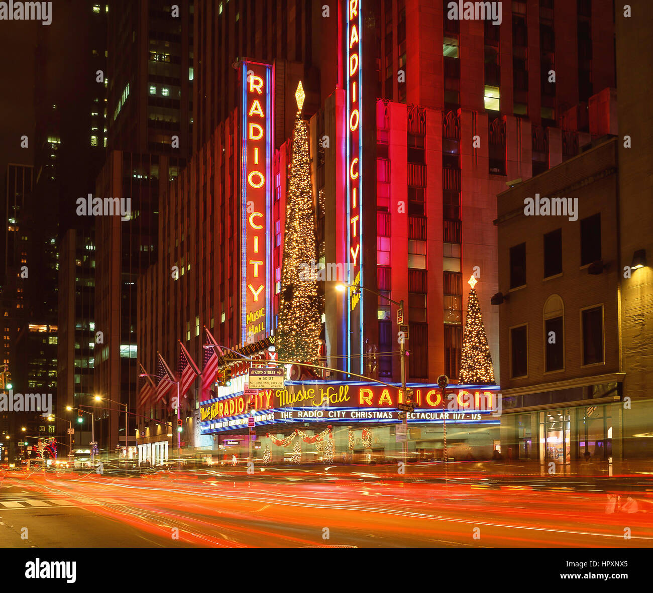 Radio City Music Hall di notte, il Rockefeller Center, il viale della Repubblica, Manhattan, New York, nello Stato di New York, Stati Uniti d'America Foto Stock