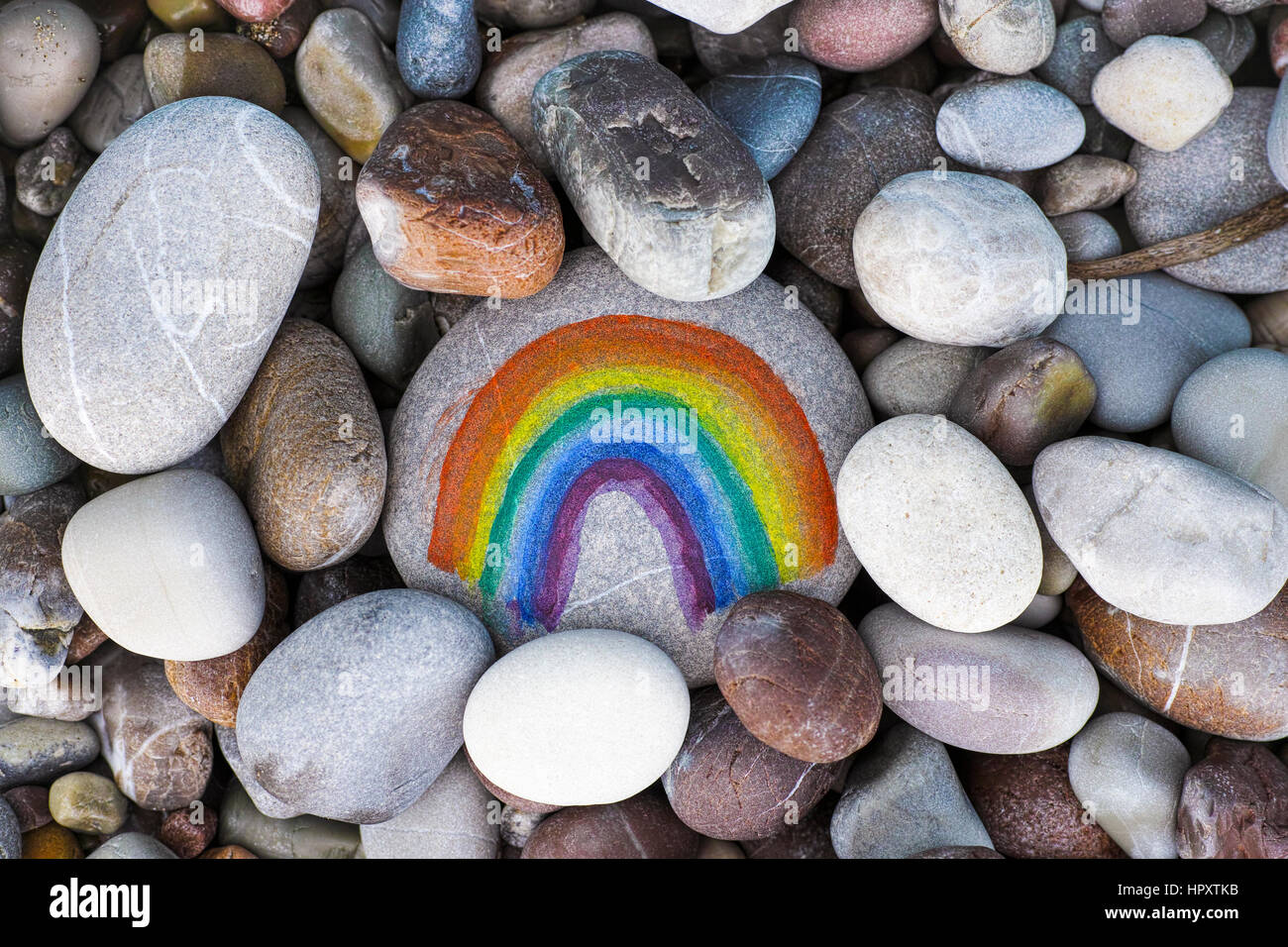 Rainbow dipinta su sassi con pietre dello sfondo. Close-up. Foto Stock