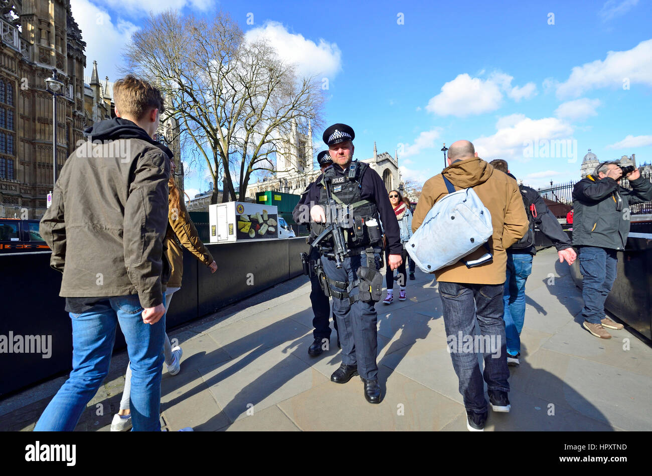 Londra, Inghilterra, Regno Unito. Poliziotti armati fuori le case del Parlamento che trasportano MP5SFA3 Semi-automatic Carbine con EOTech 512 vista olografico Foto Stock