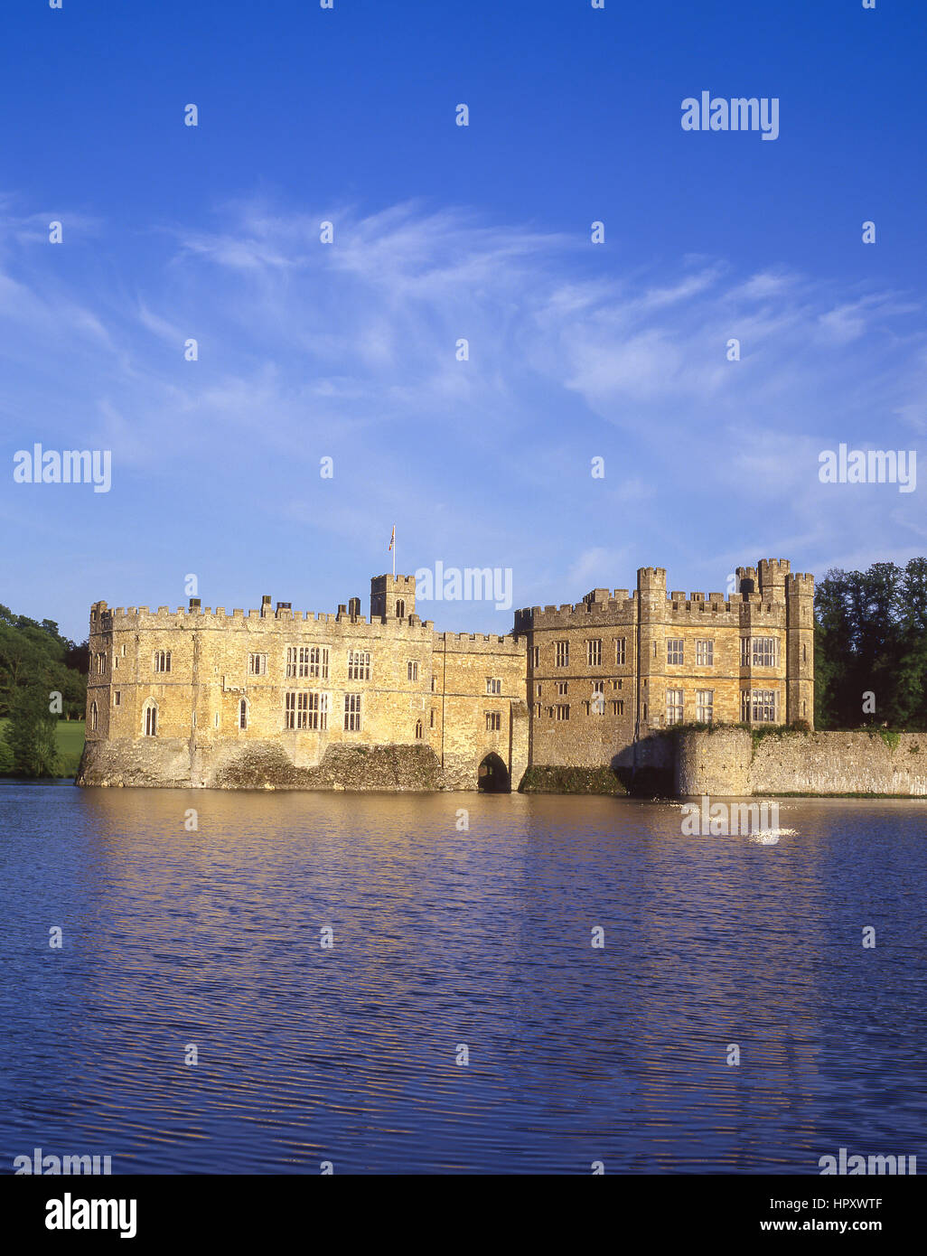 Vista del Castello di Leeds attraverso fossato, Broomfield, Kent, England, Regno Unito Foto Stock