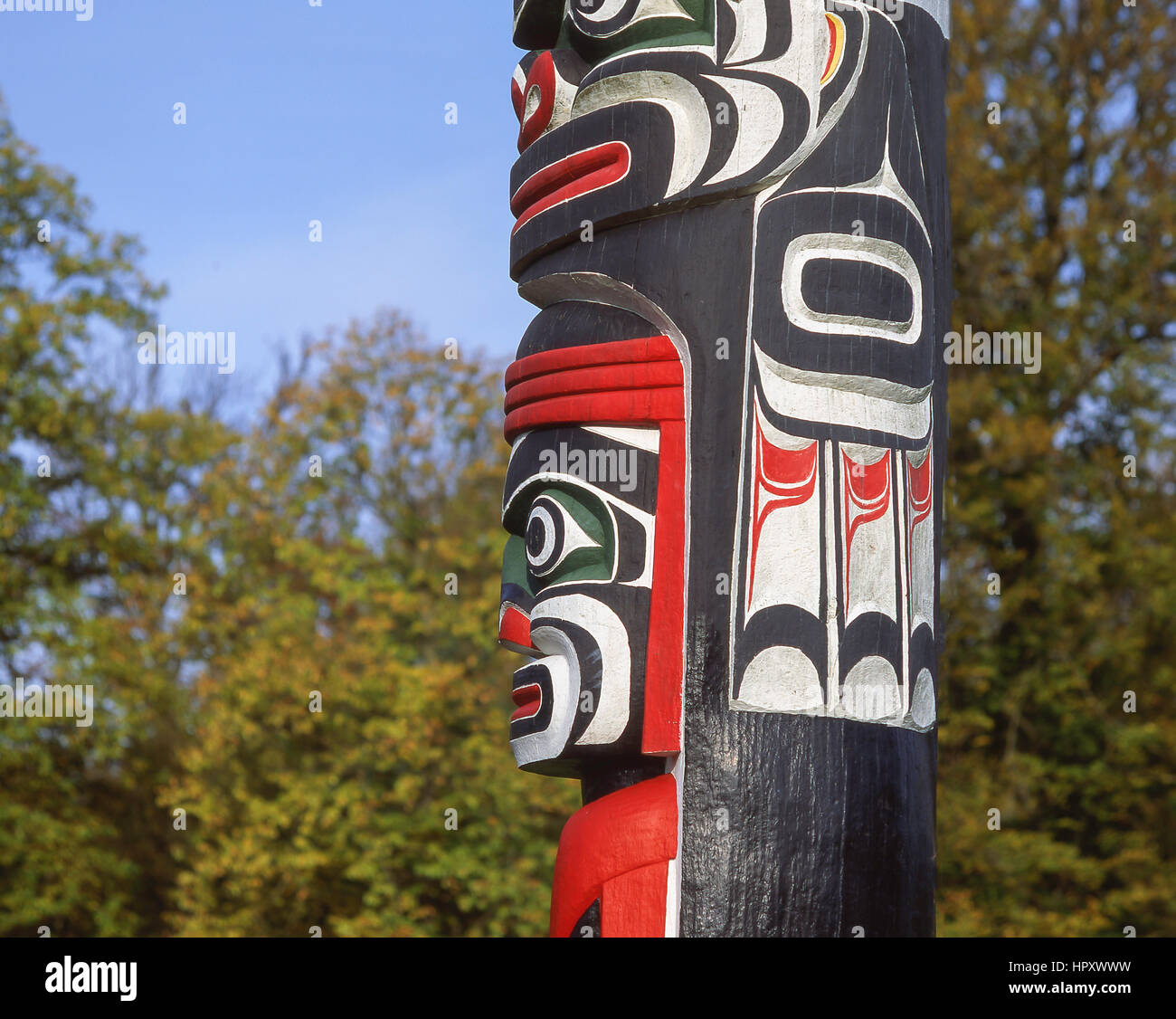 Il Totem Pole in autunno, la valle di giardini, Windsor Great Park, Virginia Water, Surrey, England, Regno Unito Foto Stock