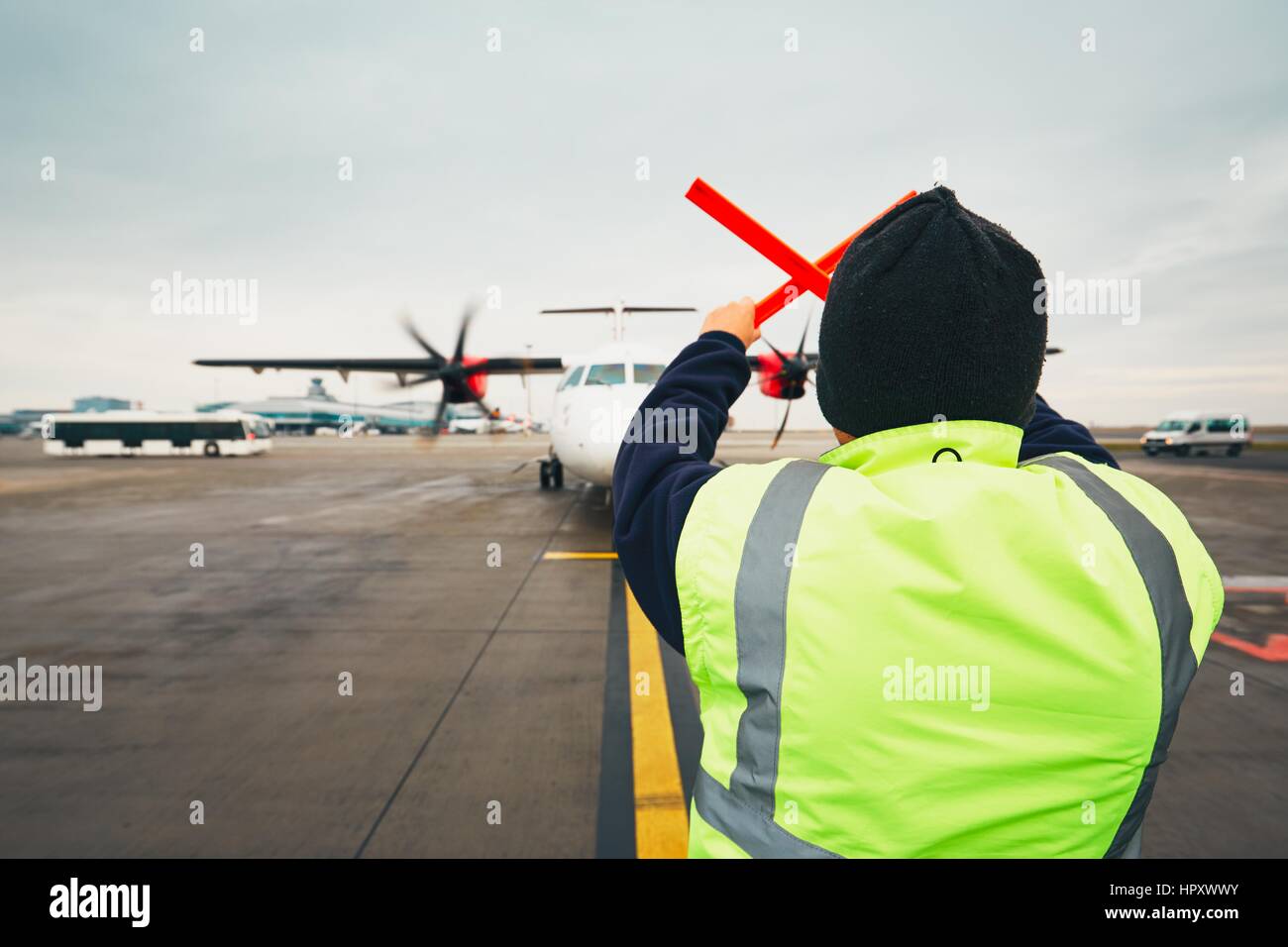 Praga, Repubblica Ceca - 1 dicembre 2016: aerei marshaller durante la segnalazione visiva per i piloti dopo lo sbarco. Vaclav Havel aeroporto Praga in decem Foto Stock