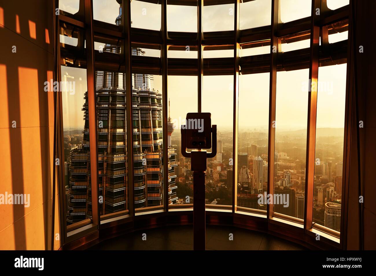 KUALA LUMPUR, Malesia - 25 Aprile: vista dalla cima delle torri gemelle Petronas il 25 aprile 2014 a Kuala Lumpur, Malesia. I grattacieli di altezza sono 4 Foto Stock