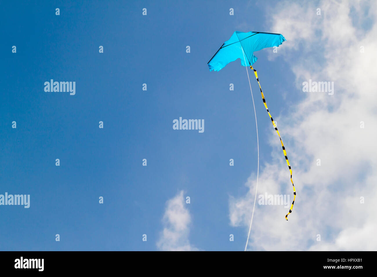 Aquiloni contro il cielo blu in una giornata di sole Foto Stock