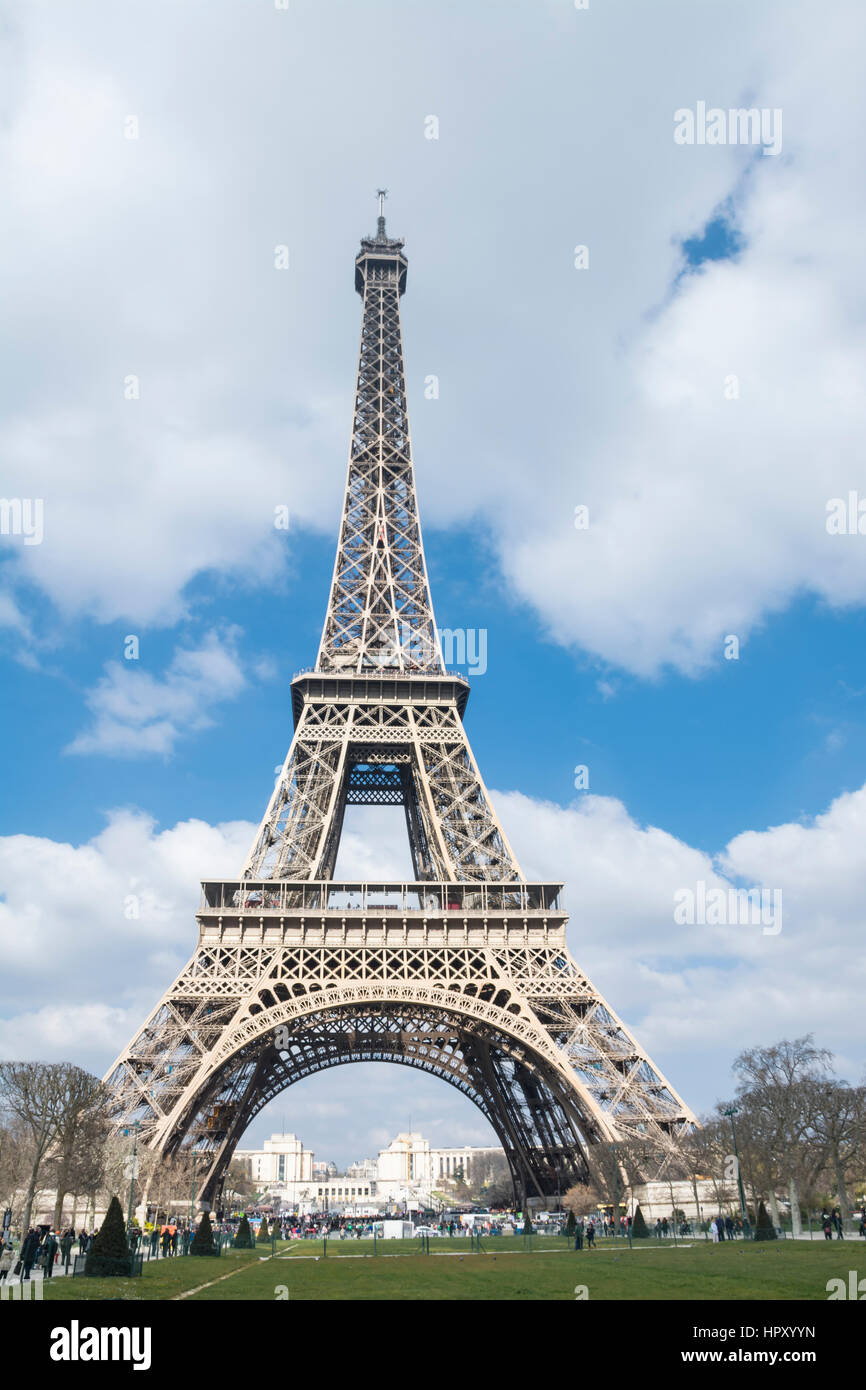 Vista della Torre Eiffel dal Champ de Mars, Parigi Foto Stock