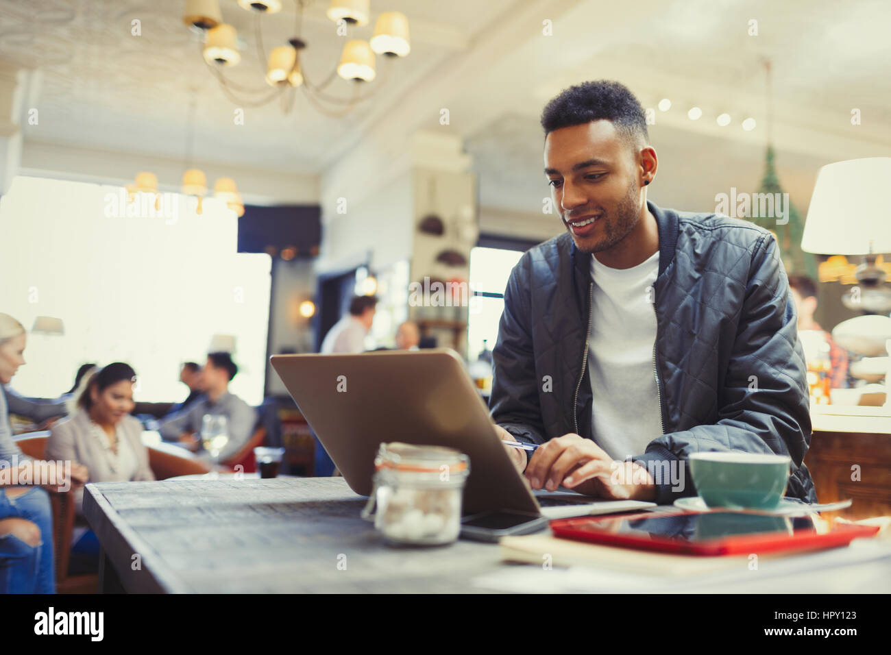 Imprenditore creativo lavorando al computer portatile in cafe Foto Stock