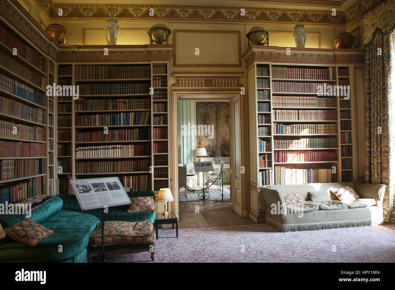 Londra, Inghilterra - Luglio 12, 2016 tipico interno del castello inglese. Il Castello di Leeds interno all'interno della Biblioteca della Camera Foto Stock