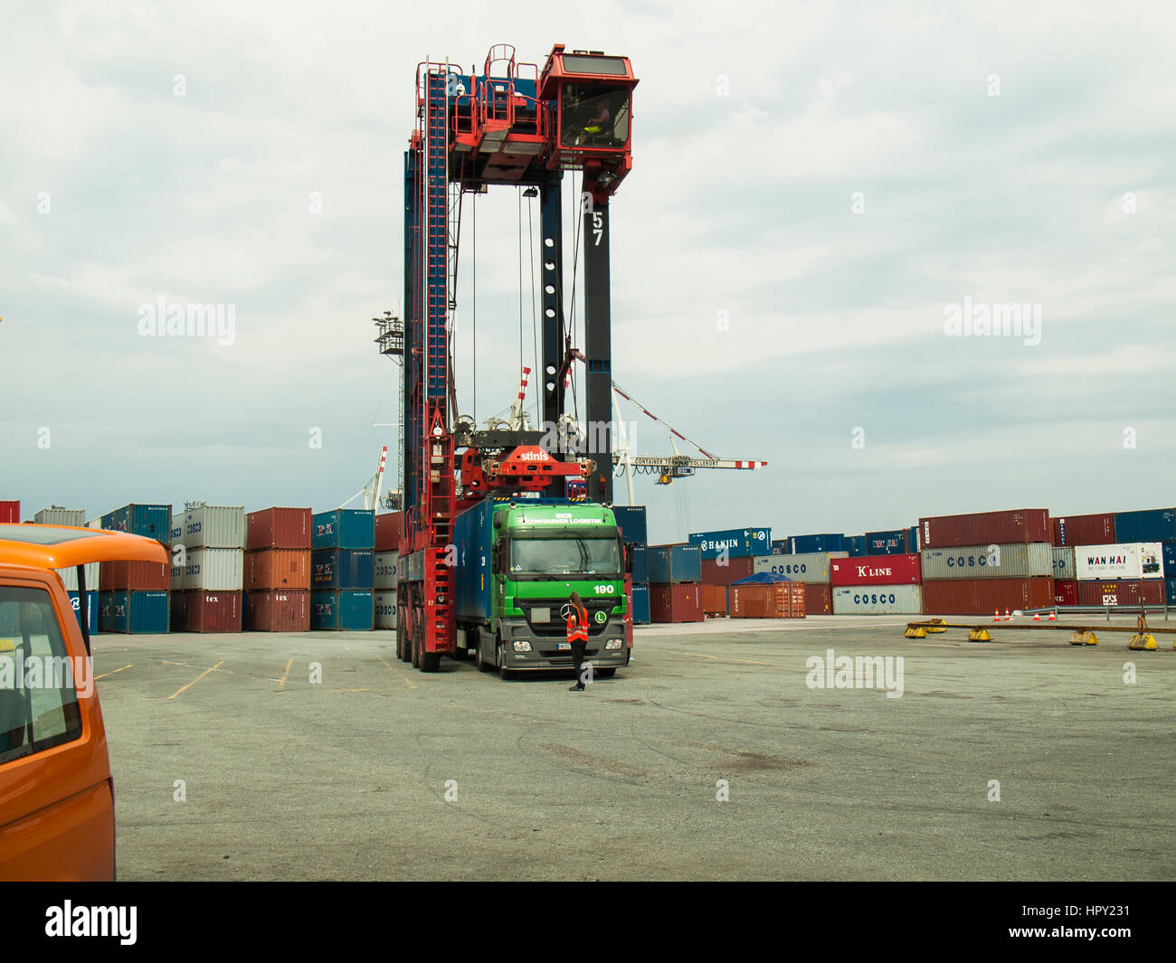 Contenitore della spedizione a CTT Container Terminal Tollerort nel porto di Amburgo, Germania. Foto Stock