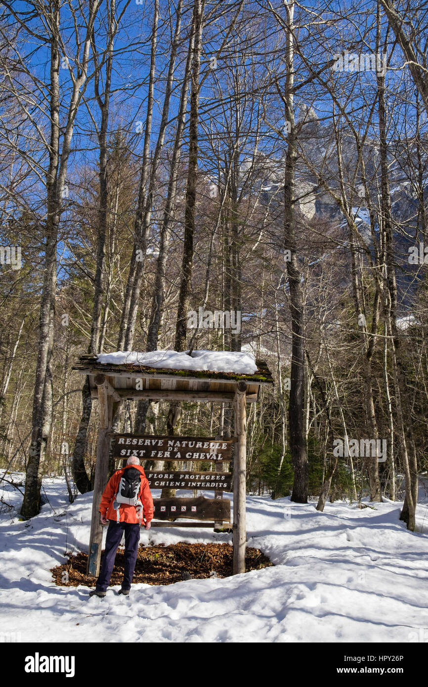 Walker cercando un segno per riserva Naturelle de Sixt Fer A Cheval sotto Pic de Tenneverge in Le Massif du Giffre nelle Alpi francesi. Samoens, Francia Foto Stock