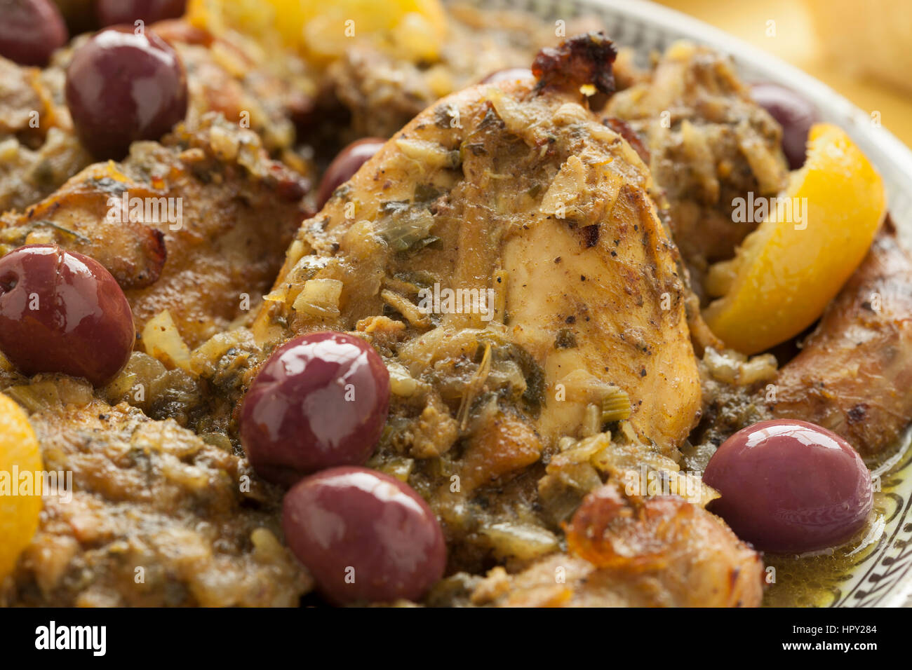 Piatto marocchino con pollo, olive e conserve di limone close up Foto Stock