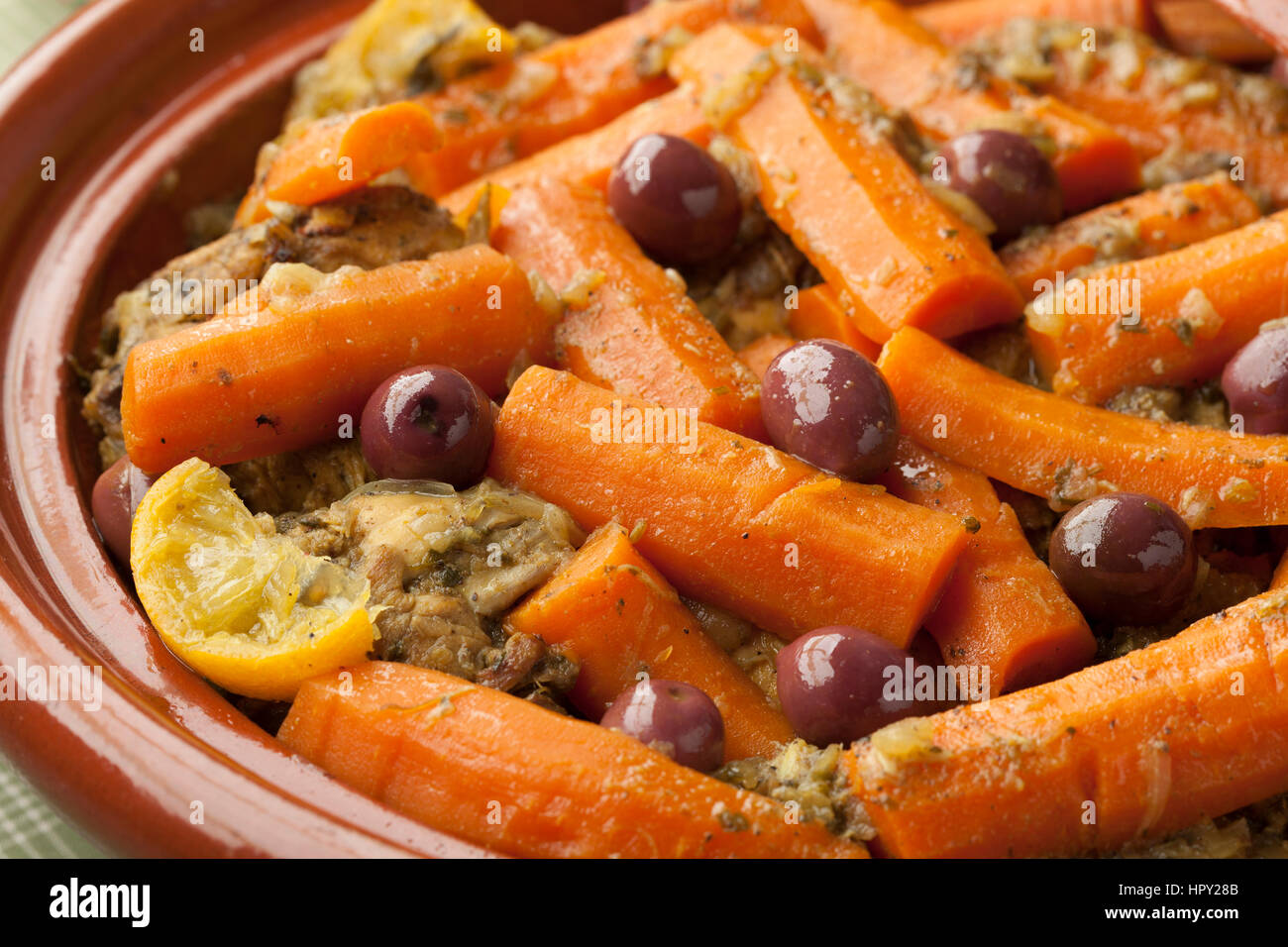 Piatto marocchino con pollo, carote, olive e conserve di limone close up Foto Stock