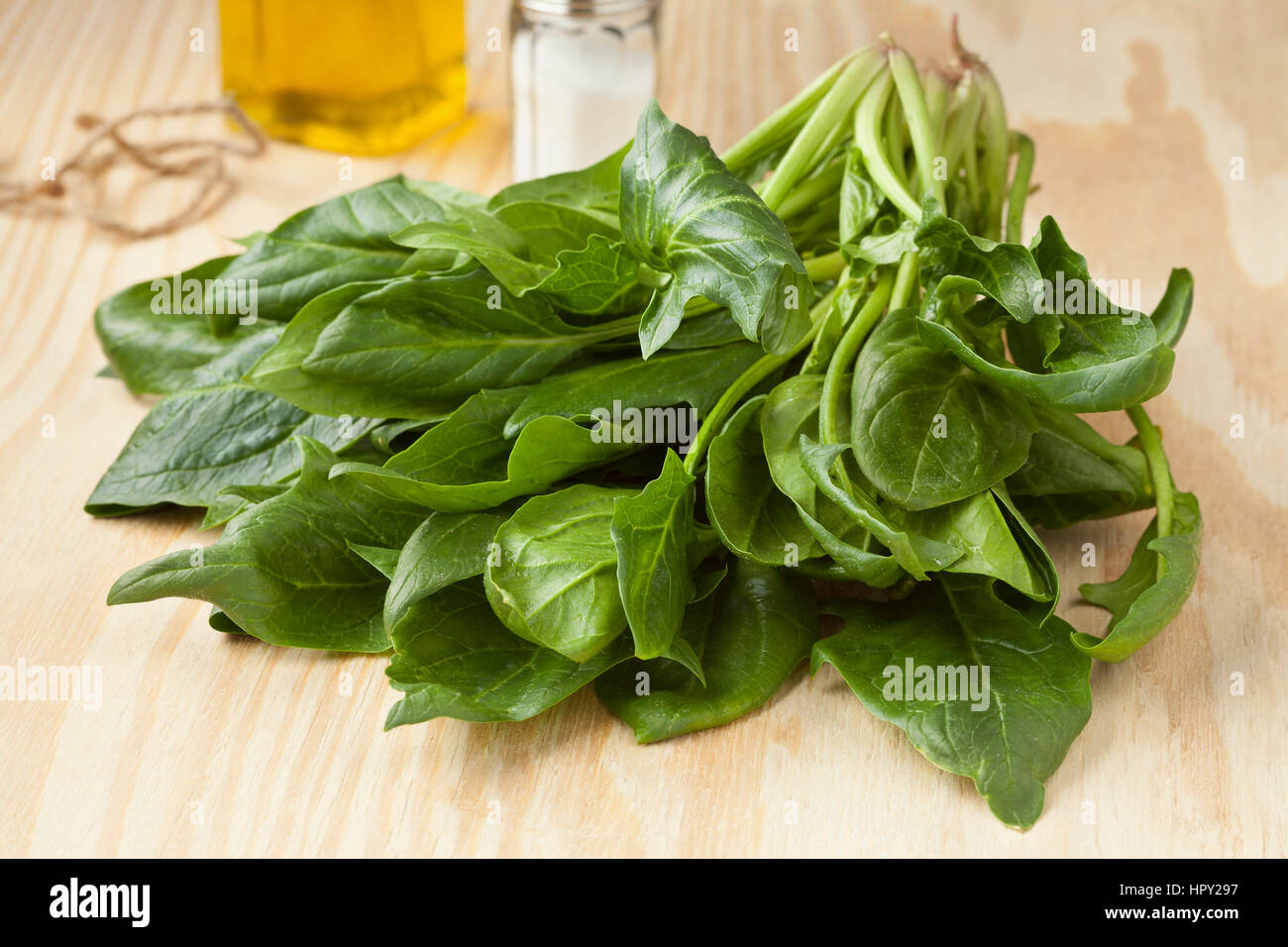 Bundle di fresco e verde di spinaci selvatici Foto Stock