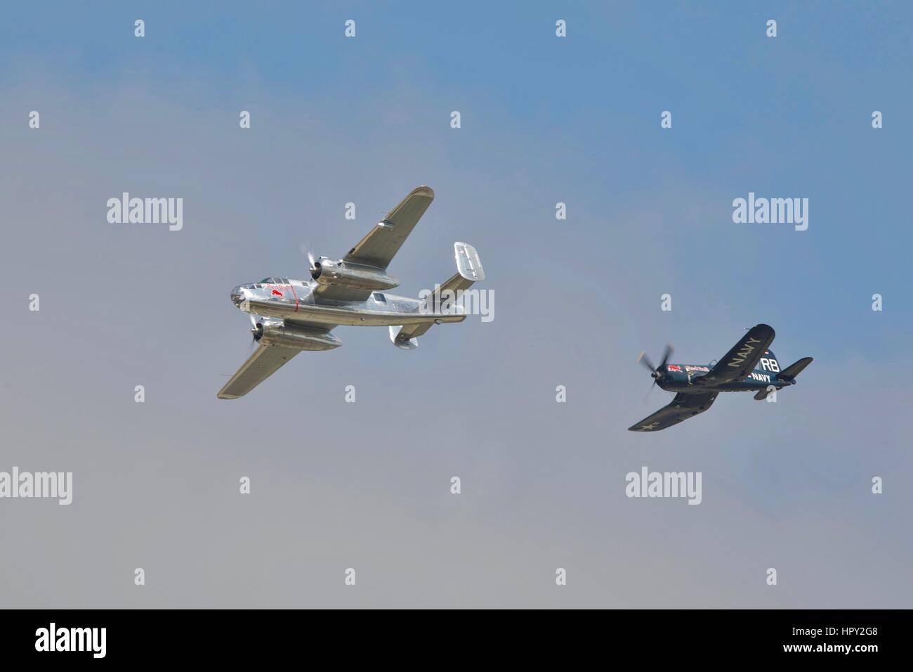 North American B-25J Mitchell volare con un F4U-4 Corsair Foto Stock