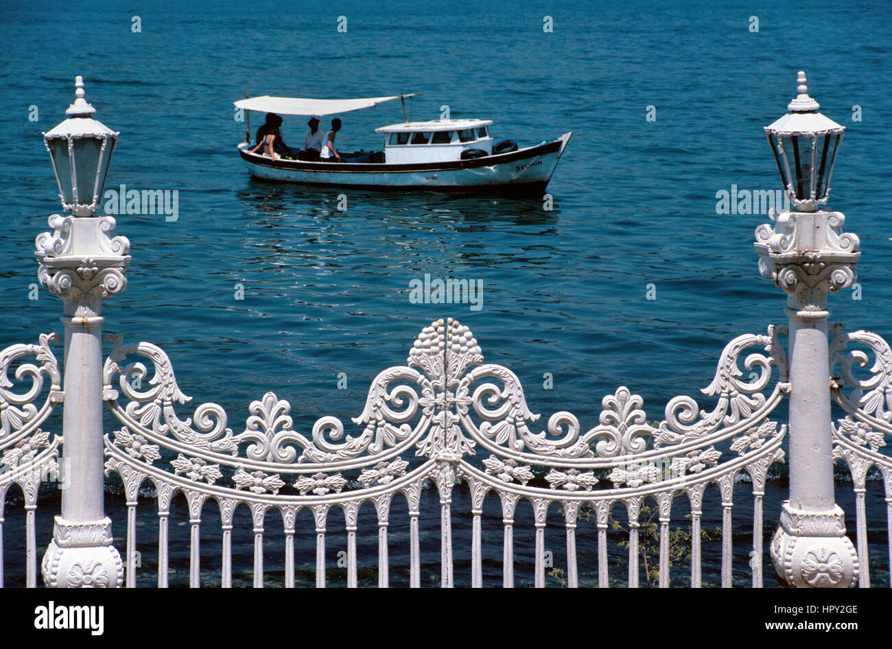 Ferro battuto o ringhiere in ghisa e lampada che costeggia il Bosforo o Bosforo stretto, Küçüksu Palace, Istanbul Turkeyail Foto Stock