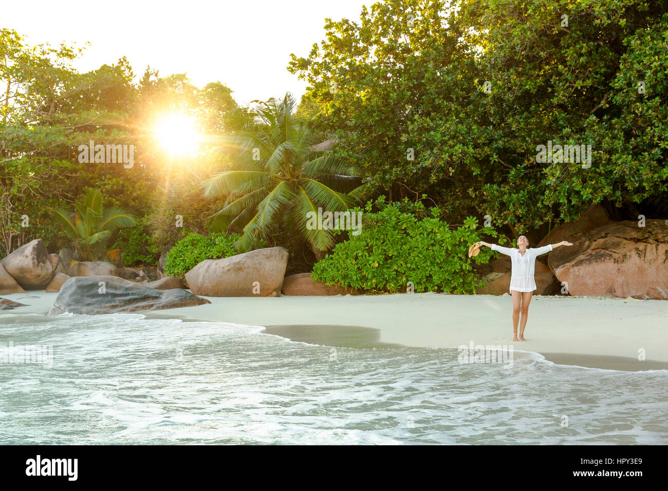 Bella donna godendo le belle spiagge di Praslin, Seicelle Foto Stock