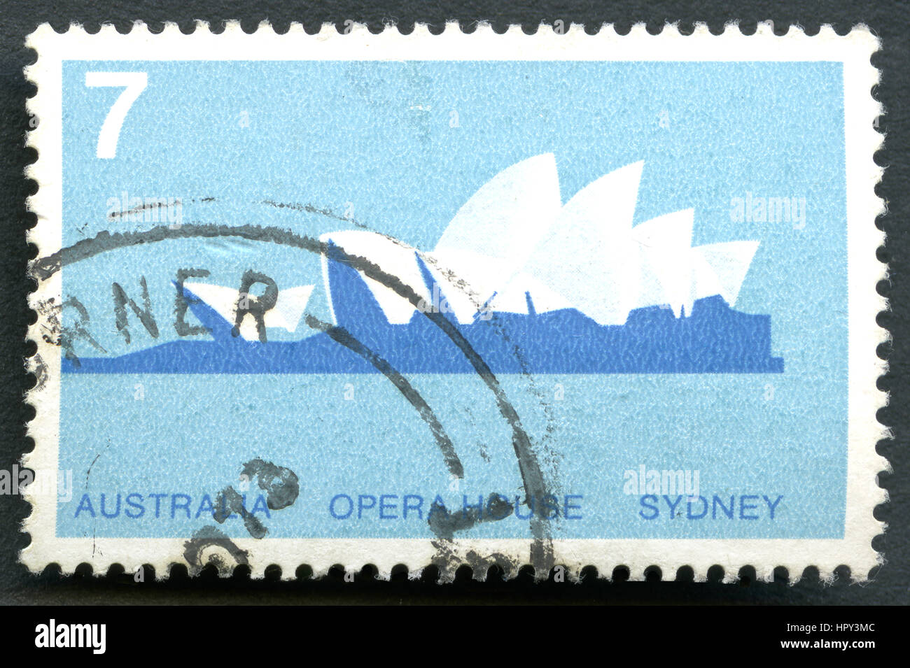 AUSTRALIA - circa 1973: utilizzate un francobollo da Australia, raffigurante una illustrazione della Opera House di Sydney in Australia, circa 1973. Foto Stock