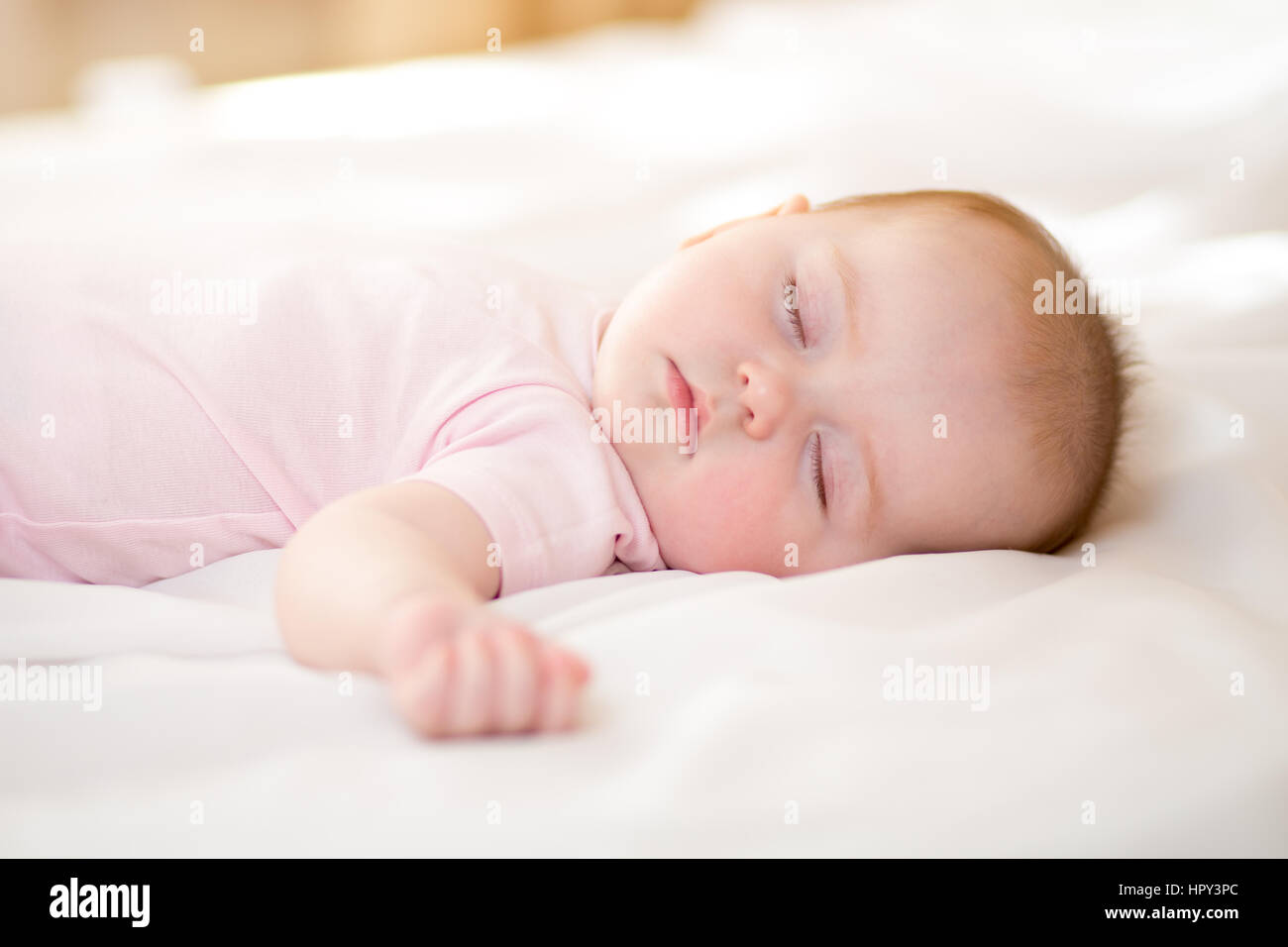 Sweet Baby neonato ragazza dorme sul suo letto Foto Stock