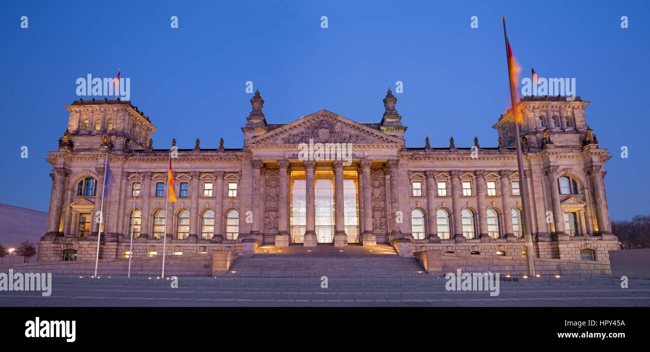 Berlino - il Reichstag al crepuscolo. Foto Stock