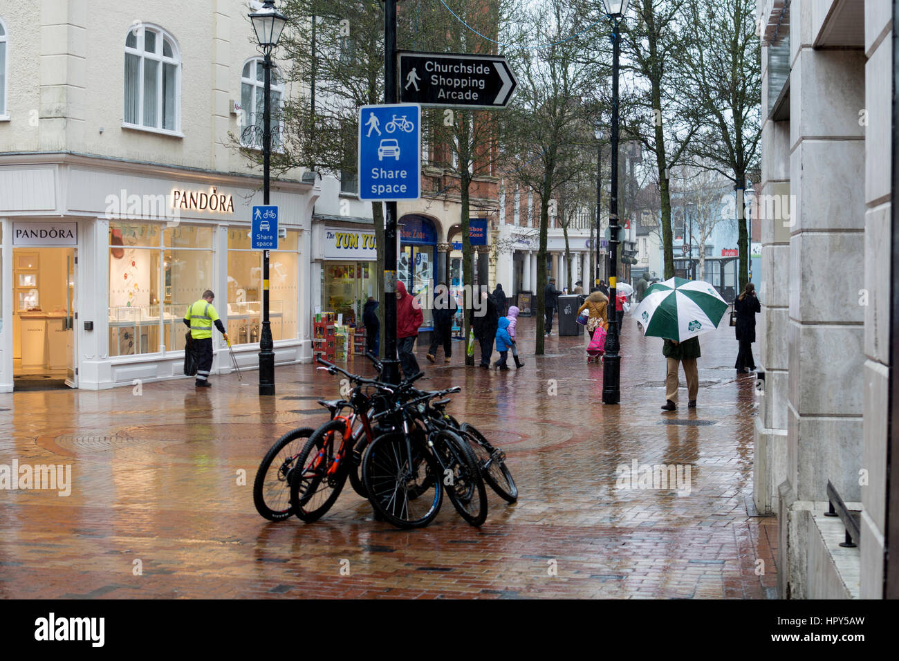 Vista del mercato in condizioni di bagnato, Rugby, Warwickshire, Inghilterra, Regno Unito Foto Stock