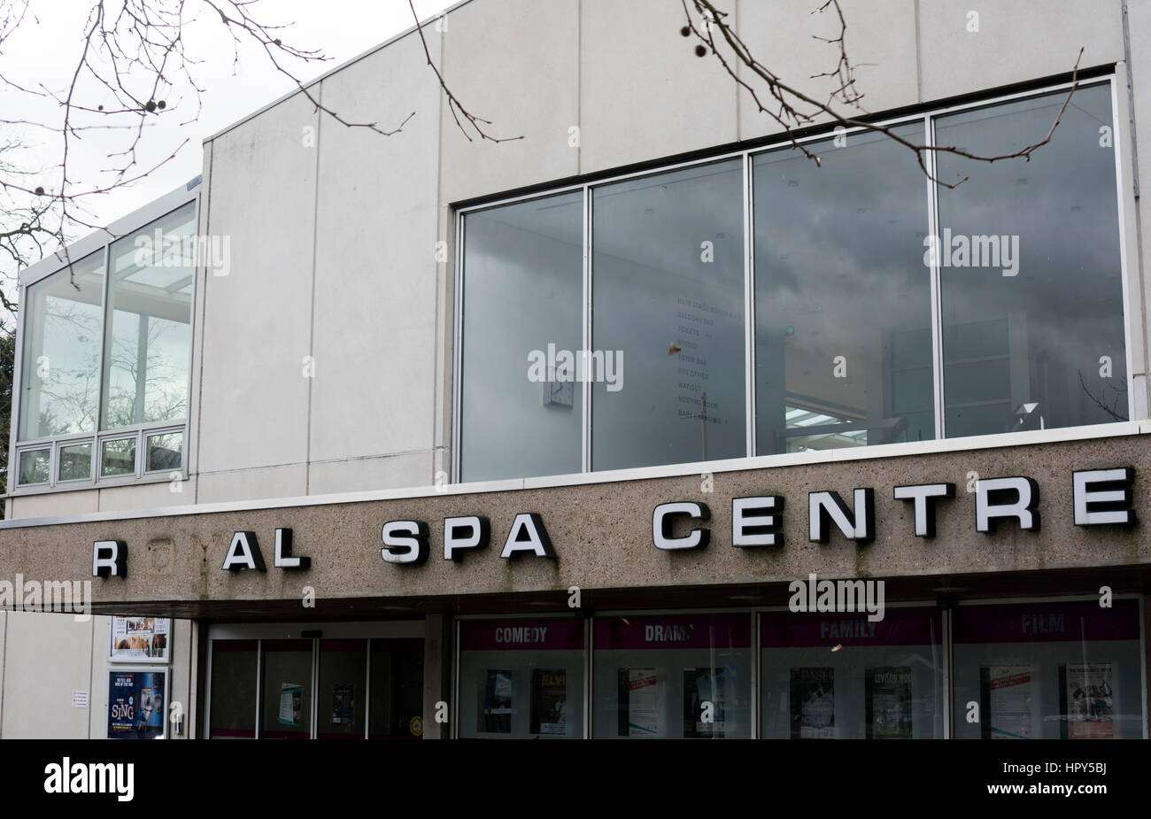 Lettere mancanti sul Royal Spa Centre, Leamington Spa Warwickshire, Regno Unito Foto Stock