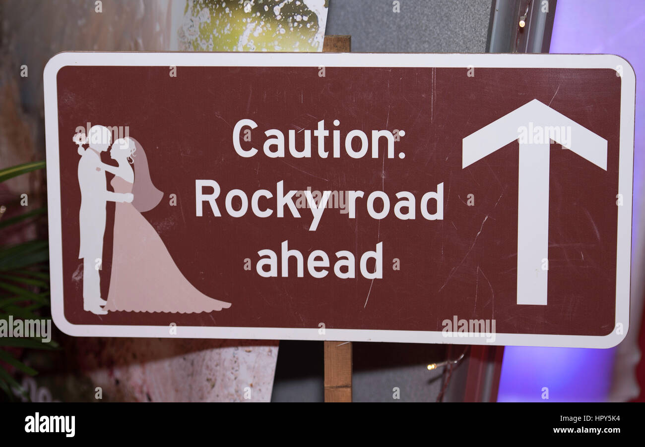 Wedding sospiro; ATTENZIONE: rocciosa strada davanti Foto Stock