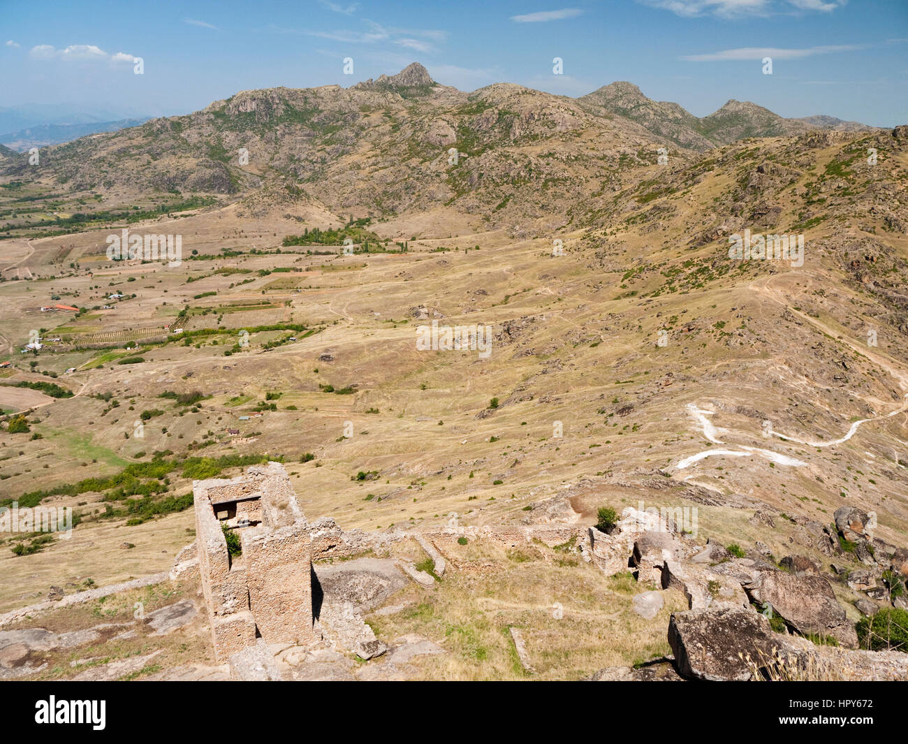 Il picco caratteristico del monte Zlato, Zlatovrv (1422m), viste attraverso re Marko della fortezza a Prilep in Pelagonia regione della Macedonia Foto Stock