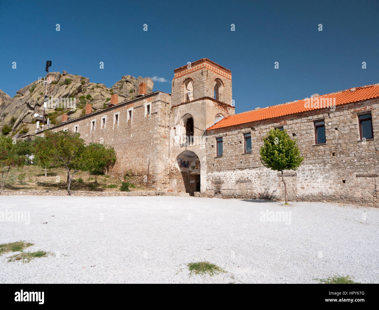 La tristemente bisogno di restauro monastero Treskavec sul Monte Zlato (Zlatovrv) al di fuori della città di Prilep in Pelagonia, Macedonia. Foto Stock