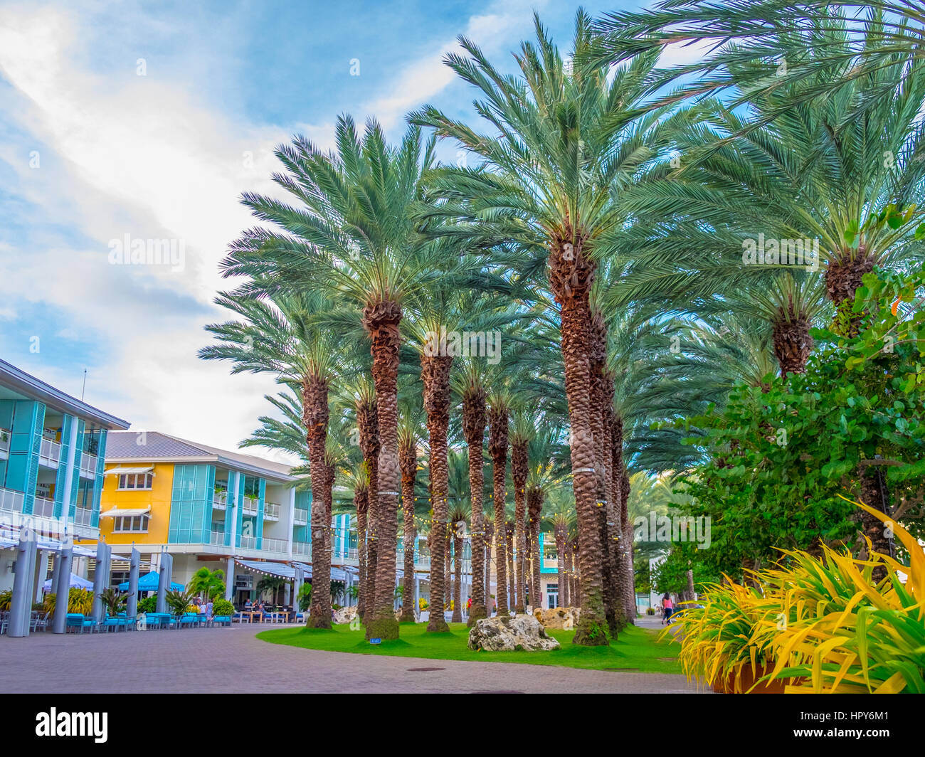 La Mezzaluna in Camana Bay una moderna città sul lungomare nella regione dei Caraibi, Grand Cayman, Isole Cayman Foto Stock