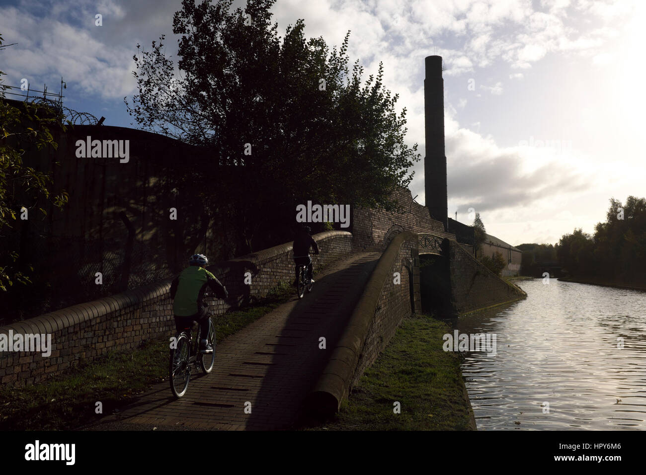 I ciclisti lungo il canale di Birmingham navigazioni nuova linea principale, Smethwick, West Midlands, England, Regno Unito Foto Stock