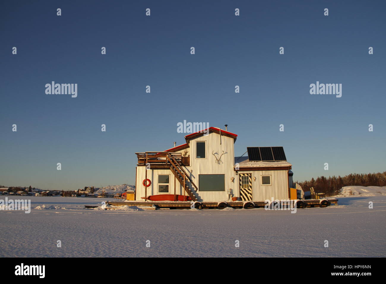 Bella bianca houseboat a Yellowknife Bay nel grande lago Slave, Yellowknife, Territori del Nord Ovest Foto Stock