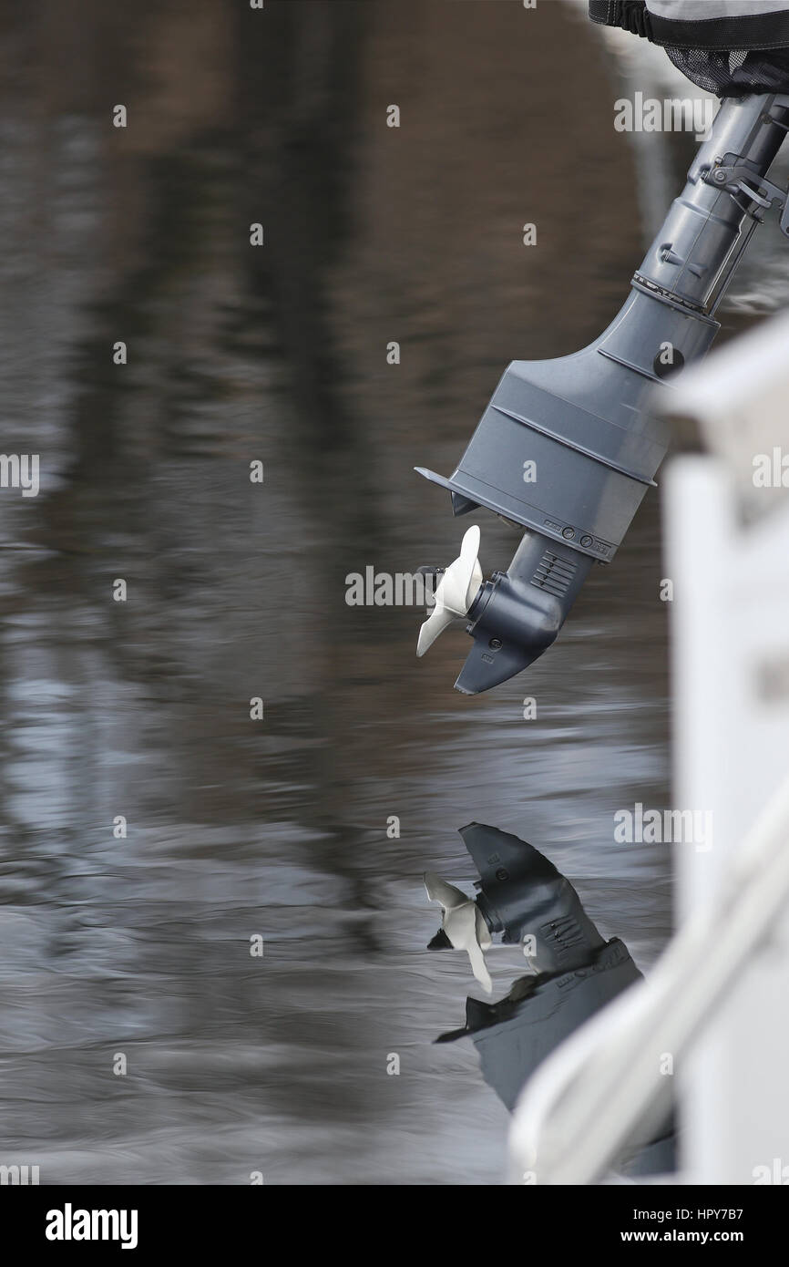 Motore fuoribordo elica dettaglio con riflessioni al di fuori dell'acqua a marina Foto Stock