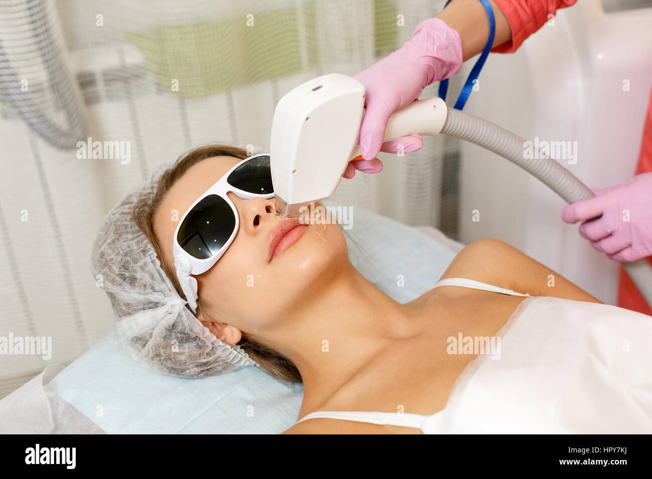 Depilazione laser sul volto di una giovane ragazza. Hardware cosmetologia.  Procedure cosmetiche. Spa. Rimuovere i peli dal labbro superiore Foto stock  - Alamy