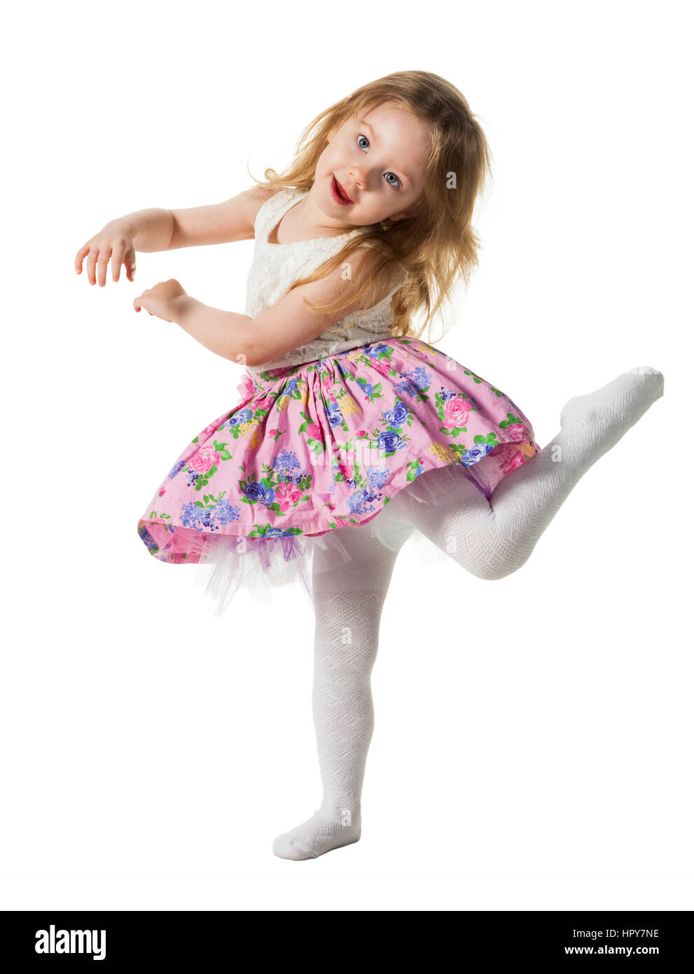 Poco carino ragazza jumping, acceso, dancing, divertendosi. Isolato su sfondo bianco Foto Stock