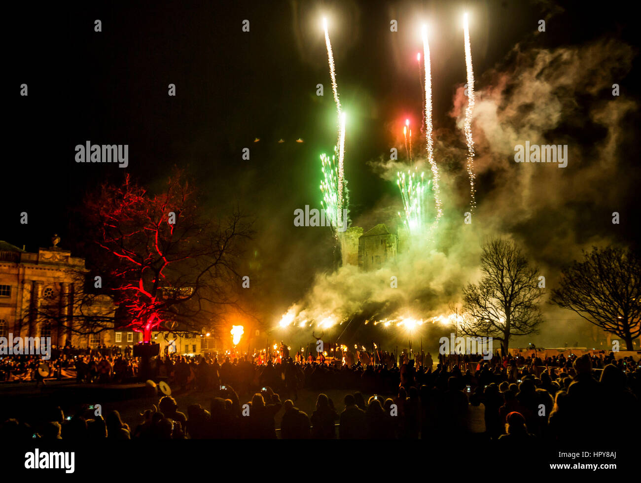 Viking re-enactors eseguire una scena di battaglia di fronte la Torre di Clifford in York durante il Jorvik Viking Festival, una settimana di celebrazione dell'ultimo re vichingo nella città, Eric Bloodax. Foto Stock