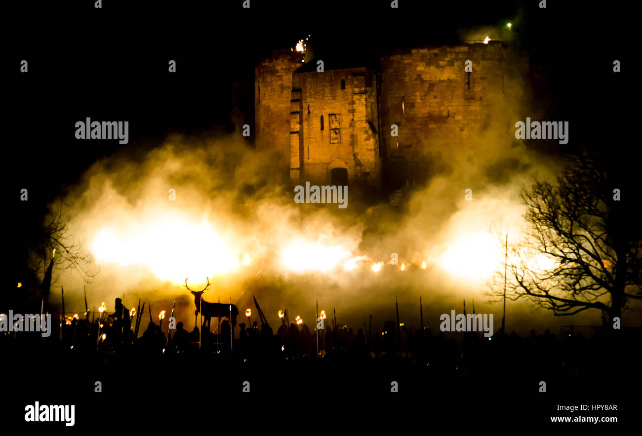 Viking re-enactors eseguire una scena di battaglia di fronte la Torre di Clifford in York durante il Jorvik Viking Festival, una settimana di celebrazione dell'ultimo re vichingo nella città, Eric Bloodax. Foto Stock