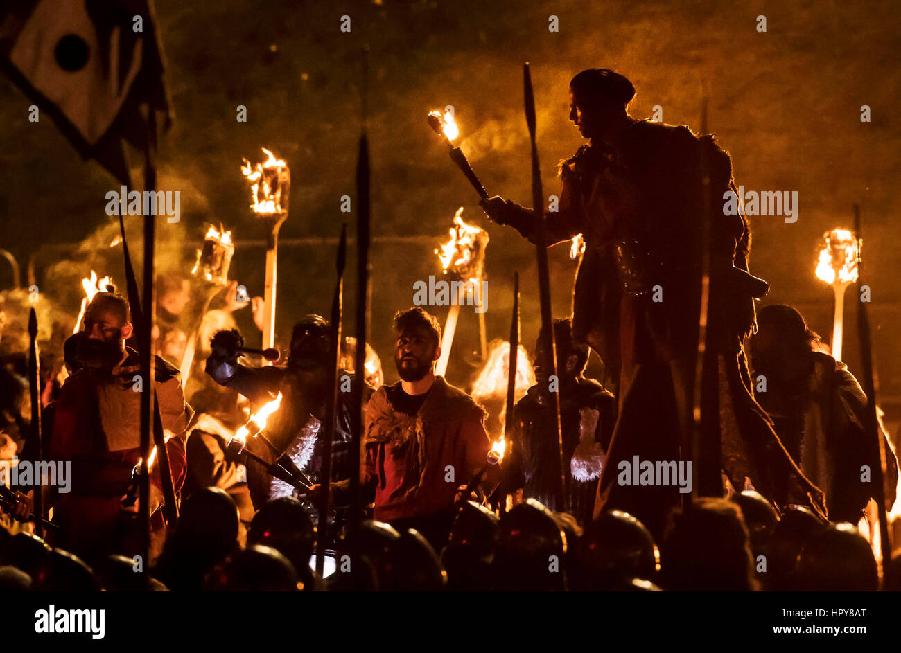 Viking re-enactors eseguire una scena di battaglia di fronte la Torre di Clifford in York durante il Jorvik Viking Festival, una settimana di celebrazione dell'ultimo re vichingo nella città, Eric Bloodax. Foto Stock