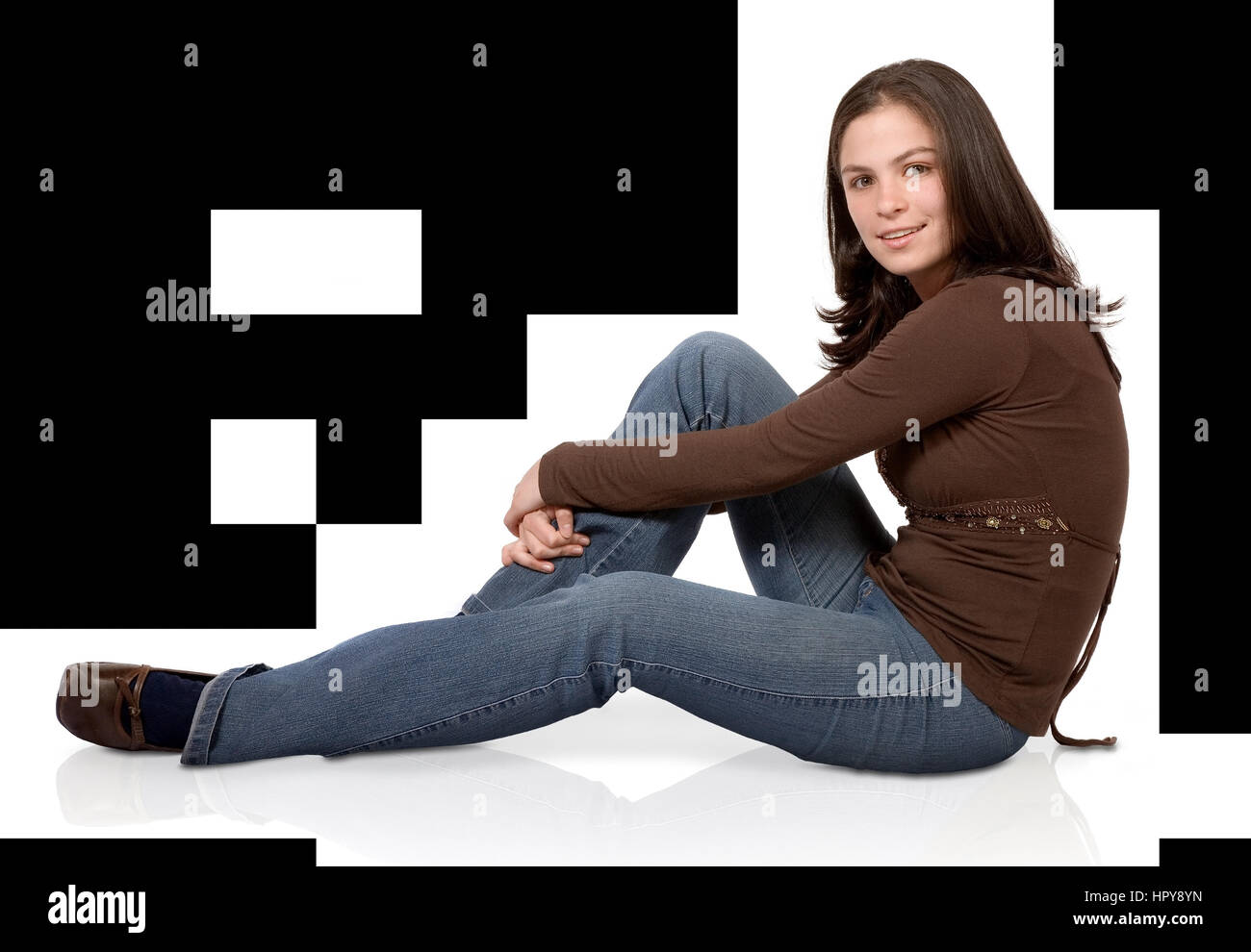 Bella ragazza seduta sul pavimento su whiet con la riflessione Foto Stock