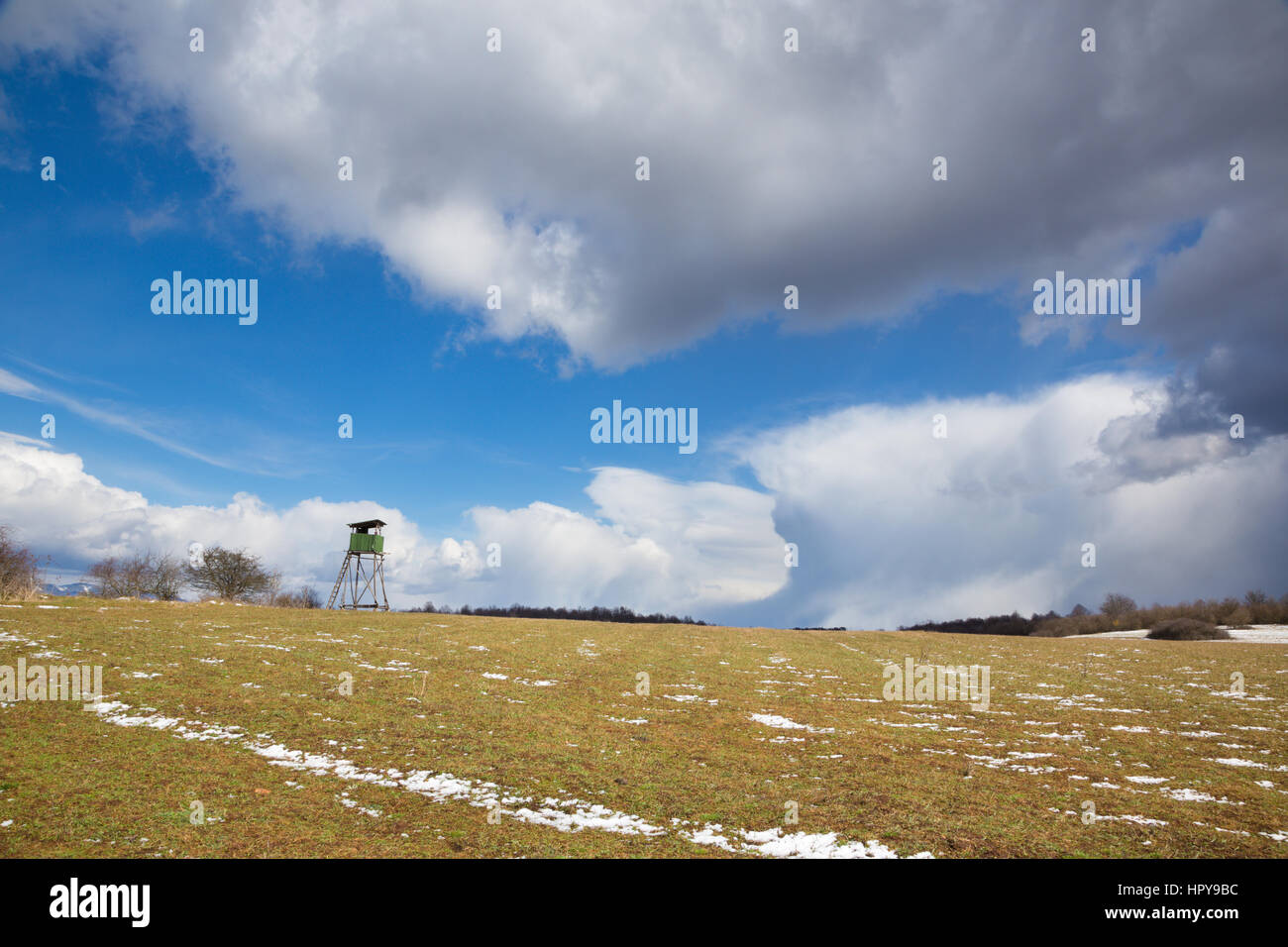 Il piedistallo alto sul Silicka plateau e la tempesta cloudscape in primavera. Foto Stock