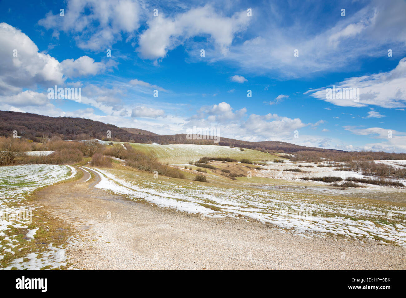 Slovacchia - La strada in primavera il paese di Silicka Planina altopiano. Foto Stock