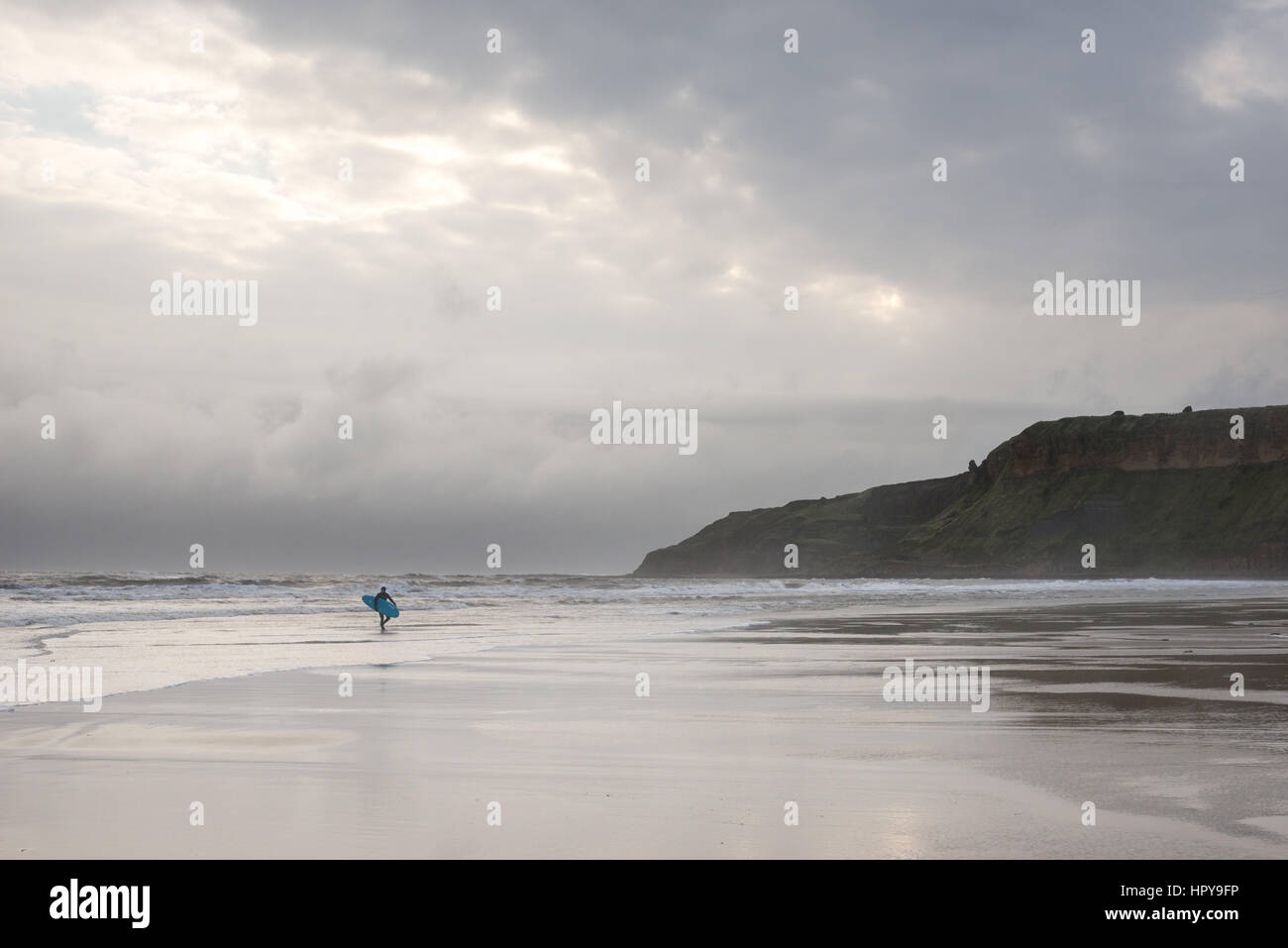 Surfer sulla spiaggia di Baia Cayton vicino a Scarborough, North Yorkshire, Inghilterra. Un famoso surf Beach sulla costa orientale dell'Inghilterra. Foto Stock