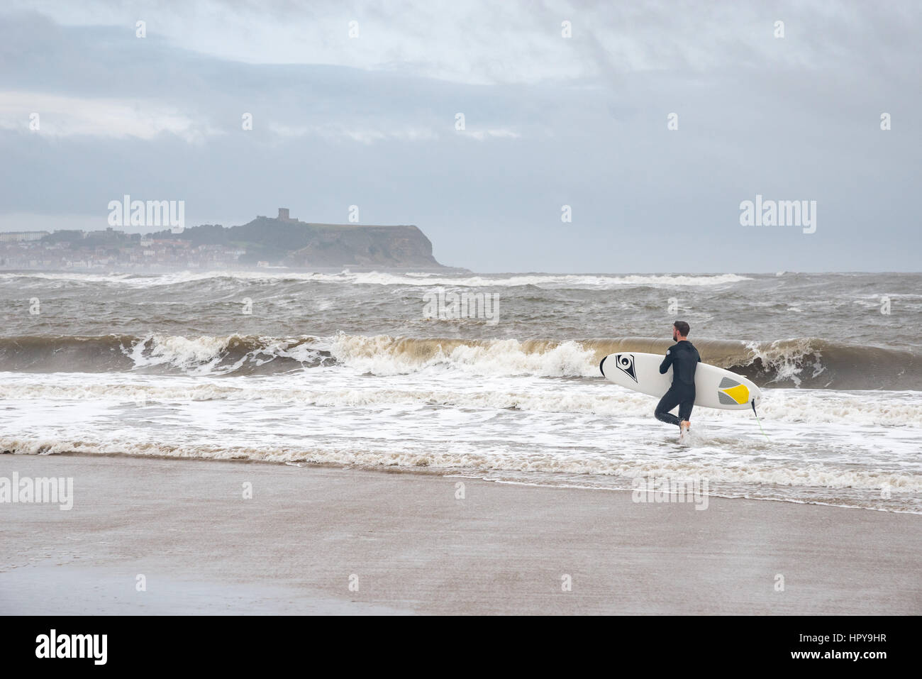 Surfer sulla spiaggia di Baia Cayton vicino a Scarborough, North Yorkshire, Inghilterra. Foto Stock