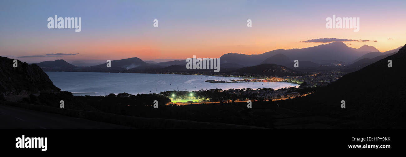 Blick in die Bucht Badia de Pollenca mit Port de Pollenca, Abendstimmung, Halbinsel Formentor, Mallorca, Balearen, Spanien, Europa | Baia di Pollenca, Foto Stock