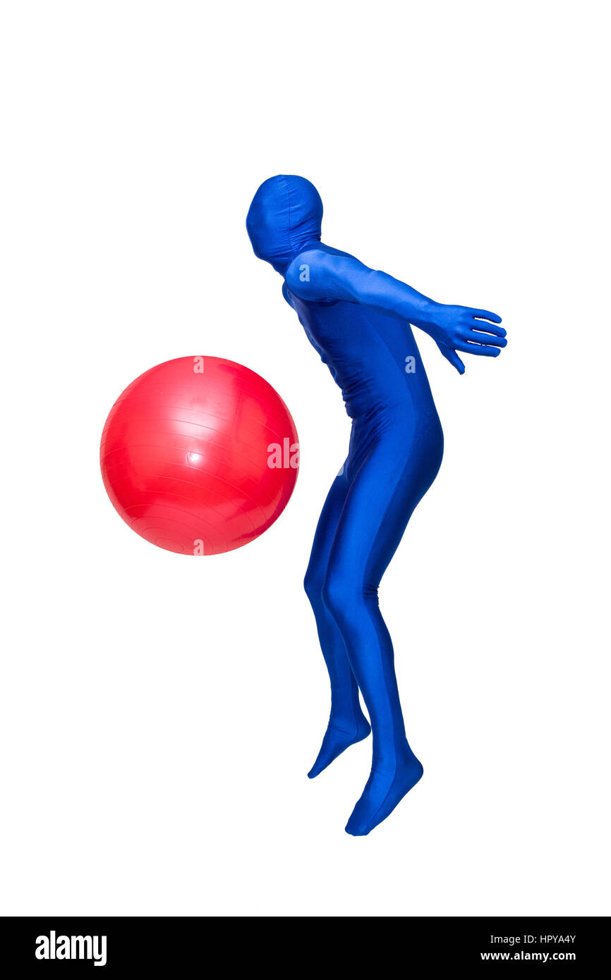 Misterioso uomo blu in morphsuit esercizio con palla pilates isolato su bianco Foto Stock