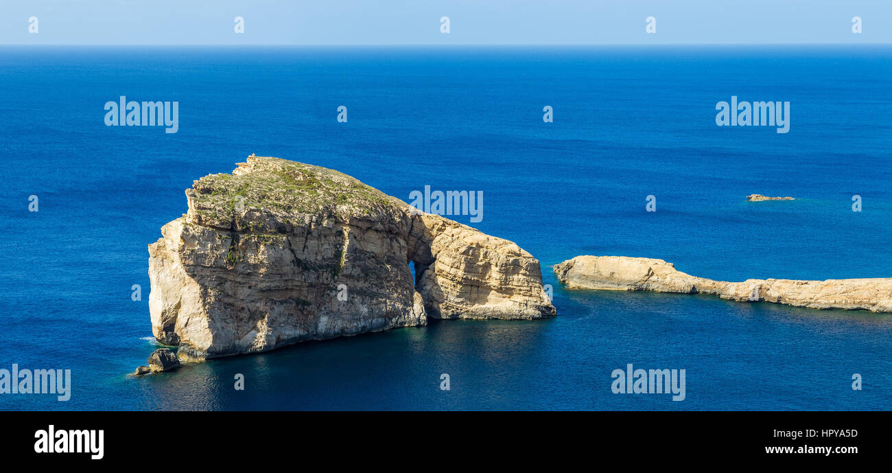 A Gozo, Malta - La famosa roccia del fungo sull isola di Gozo su una bella estate calda giornata con mare cristallino acqua e cielo Foto Stock
