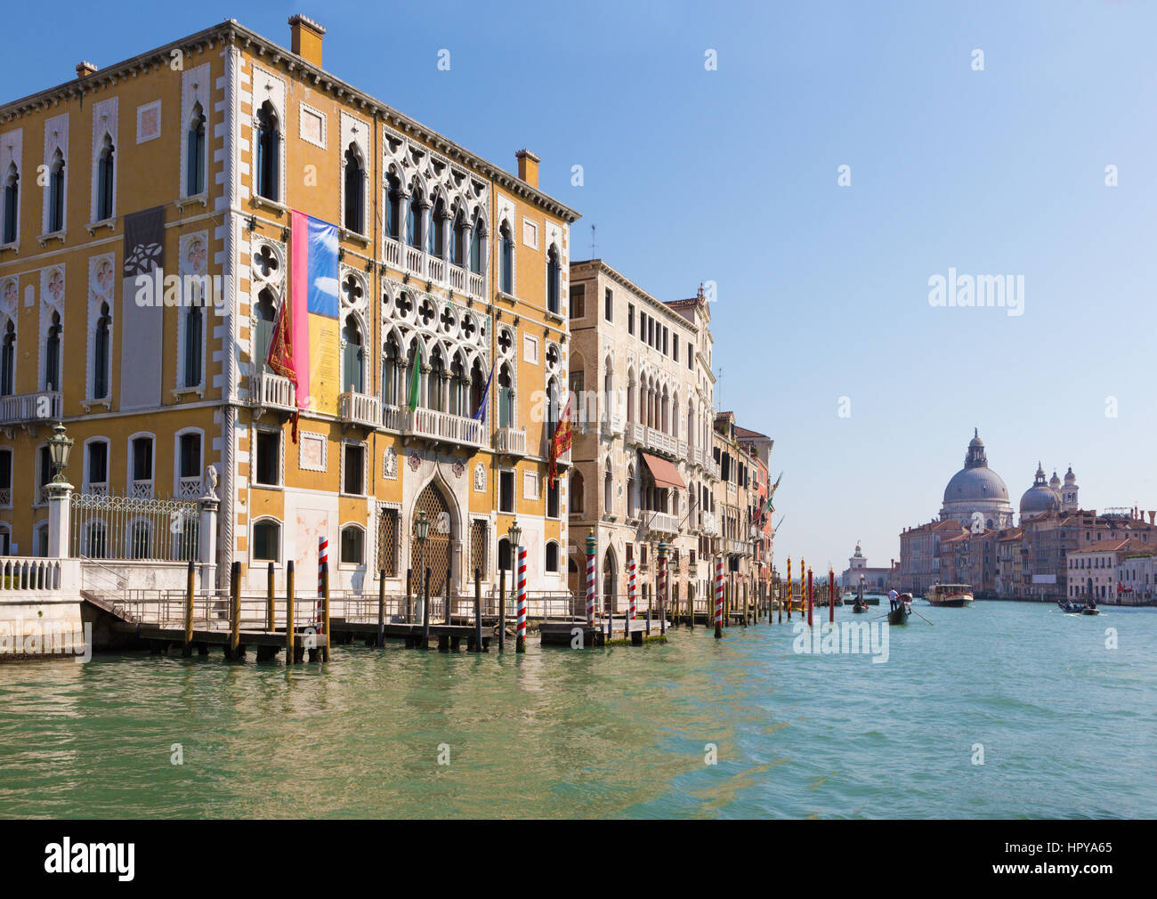 Venezia, Italia - 12 Marzo 2014: Canal grande sotto il Ponte Accademia, Palazzo Cavalli-Franchetti e chiesa di Santa Maria della Salute Foto Stock