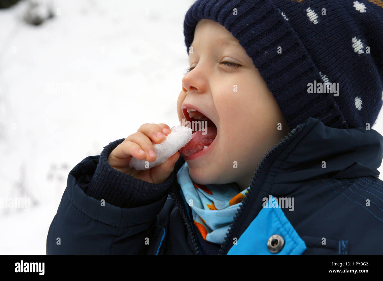 Kid ingannare intorno nella neve Foto Stock