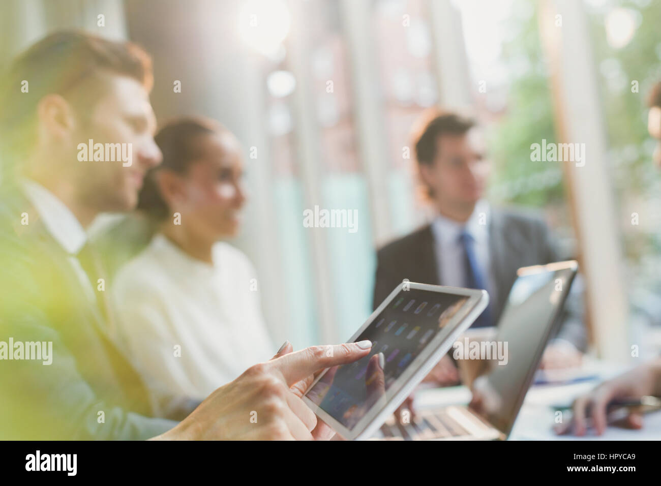 Close up imprenditore toccando tavoletta digitale schermo in sala conferenza incontro Foto Stock